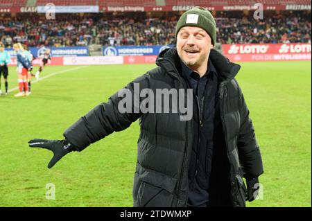 Nuremberg, Allemagne. 17 décembre 2023. Nuremberg, Allemagne, le 17 décembre 2023 : entraîneur principal Alexander Straus (FC Bayern Munich) avant le match Google Pixel Frauen-Bundesliga entre 1. FC Nuremberg et FC Bayern Munich au Max-Morlock-Stadium, Nuremberg, Allemagne. (Sven Beyrich/SPP) crédit : SPP Sport Press photo. /Alamy Live News Banque D'Images