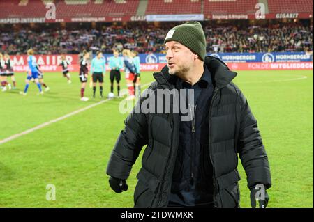 Nuremberg, Allemagne. 17 décembre 2023. Nuremberg, Allemagne, le 17 décembre 2023 : entraîneur principal Alexander Straus (FC Bayern Munich) avant le match Google Pixel Frauen-Bundesliga entre 1. FC Nuremberg et FC Bayern Munich au Max-Morlock-Stadium, Nuremberg, Allemagne. (Sven Beyrich/SPP) crédit : SPP Sport Press photo. /Alamy Live News Banque D'Images