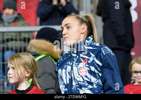 Nuremberg, Allemagne. 17 décembre 2023. Nuremberg, Allemagne, le 17 décembre 2023 : Georgia Stanway (31 FC Bayern Munich) avant le match Google Pixel Frauen-Bundesliga entre 1. FC Nuremberg et FC Bayern Munich au Max-Morlock-Stadium, Nuremberg, Allemagne. (Sven Beyrich/SPP) crédit : SPP Sport Press photo. /Alamy Live News Banque D'Images