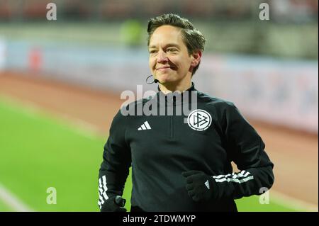 Nuremberg, Allemagne. 17 décembre 2023. Nuremberg, Allemagne, le 17 décembre 2023 : l'arbitre Alessa Plass se réchauffe avant le match Google Pixel Frauen-Bundesliga entre 1. FC Nuremberg et FC Bayern Munich au Max-Morlock-Stadium, Nuremberg, Allemagne. (Sven Beyrich/SPP) crédit : SPP Sport Press photo. /Alamy Live News Banque D'Images