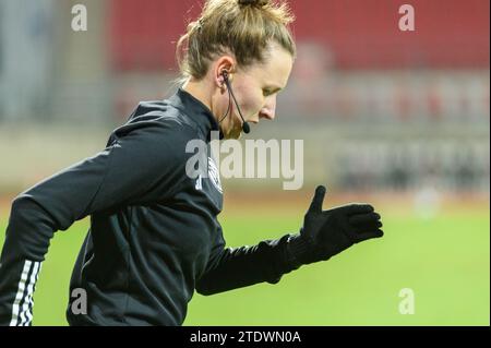 Nuremberg, Allemagne. 17 décembre 2023. Nuremberg, Allemagne, le 17 décembre 2023 : l'arbitre Sina Diekmann se réchauffe avant le match Frauen-Bundesliga de Google Pixel entre 1. FC Nuremberg et FC Bayern Munich au Max-Morlock-Stadium, Nuremberg, Allemagne. (Sven Beyrich/SPP) crédit : SPP Sport Press photo. /Alamy Live News Banque D'Images