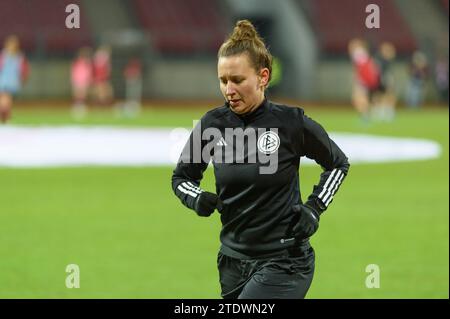 Nuremberg, Allemagne. 17 décembre 2023. Nuremberg, Allemagne, le 17 décembre 2023 : l'arbitre Sina Diekmann se réchauffe avant le match Frauen-Bundesliga de Google Pixel entre 1. FC Nuremberg et FC Bayern Munich au Max-Morlock-Stadium, Nuremberg, Allemagne. (Sven Beyrich/SPP) crédit : SPP Sport Press photo. /Alamy Live News Banque D'Images