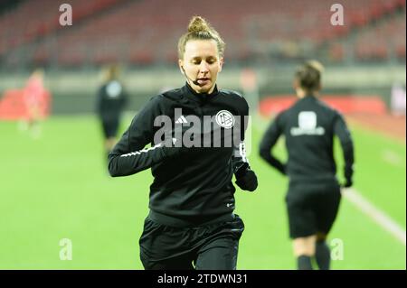 Nuremberg, Allemagne. 17 décembre 2023. Nuremberg, Allemagne, le 17 décembre 2023 : l'arbitre Sina Diekmann se réchauffe avant le match Frauen-Bundesliga de Google Pixel entre 1. FC Nuremberg et FC Bayern Munich au Max-Morlock-Stadium, Nuremberg, Allemagne. (Sven Beyrich/SPP) crédit : SPP Sport Press photo. /Alamy Live News Banque D'Images