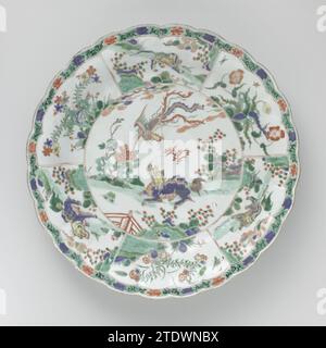 Plat avec des animaux mythologiques dans des paysages, anonyme, c. 1700 - c. 1724 soucoupe en porcelaine avec mur côtelé et bord lobé, peint en bleu glacé sous-jacent et sur le glaçage bleu, rouge, vert, jaune, aubergine, noir et or. Sur le plat un double médaillon avec un Feng Huang volant au-dessus d'un Qilin dans un paysage avec une clôture, des rochers, des plantes à fleurs et des nuages. Pour le médaillon sur le mur six cours avec alternance de plantes à fleurs dans un rocher (belle anxiété, aster) et d'animaux mythologiques dans un paysage (Shishi/Leeuwhond). Sur le bord une bande avec des vignes fleuries. La paroi extérieure avec trois flux Banque D'Images