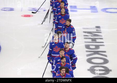 Saint-Pétersbourg, Russie. 19 décembre 2023. Joueurs du club de hockey SKA vus dans une file d'attente pendant la Ligue de hockey Kontinental, saison régulière KHL 2023 - 2024 entre SKA Saint-Pétersbourg et Sotchi au Palais des sports de glace. Score final ; SKA Saint-Pétersbourg 7:2 Sotchi. Crédit : SOPA Images Limited/Alamy Live News Banque D'Images