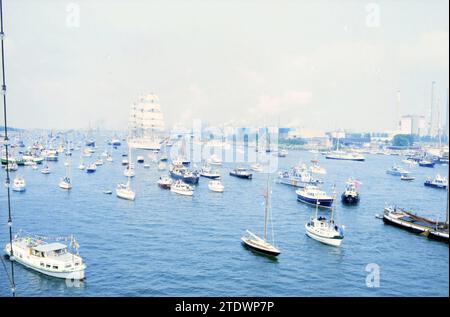 Naviguez à Amsterdam 1990 navires dans le canal de la mer du Nord, Whizgle News from the Past, adapté pour l'avenir. Explorez les récits historiques, l'image de l'agence néerlandaise avec une perspective moderne, comblant le fossé entre les événements d'hier et les perspectives de demain. Un voyage intemporel façonnant les histoires qui façonnent notre avenir Banque D'Images