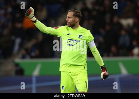 Hoffenheim, Deutschland. 19 décembre 2023. Hoffenheim am 19.12.2023 Fussball 1.Bundesliga TSG Hoffenheim - SV Darmstadt 98 v.l., Torwart Oliver Baumann (TSG 1899 Hoffenheim) ballt die Faust crédit : dpa/Alamy Live News Banque D'Images