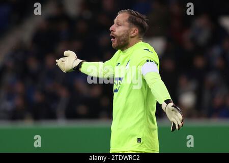 Hoffenheim, Deutschland. 19 décembre 2023. Hoffenheim am 19.12.2023 Fussball 1.Bundesliga TSG Hoffenheim - SV Darmstadt 98 v.l., Torwart Oliver Baumann (TSG 1899 Hoffenheim) gibt Anweisungen, gestikuliert, mit den Armen gestikulieren donne des instructions, gesticulate., enttaeuscht, enttaeuscht, dissapointed, traurig, frustiert, frust, gefrustet crédit : dpa/Alamy Live News Banque D'Images