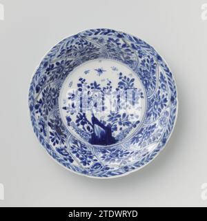 Soucoupe avec panneaux torsadés et sprays de fleurs, anonyme, c. 1680 - c. 1720 soucoupe en porcelaine avec mur rond modelé en dix cours torsadés, peinte en bleu sous-couche. Sur le plat un rocher avec une branche de fleur, des plantes et un papillon ; Une branche de fleur sur le mur dans chaque boîte ; le bord avec une boisson de fleur ; sur le dos aussi une branche de fleur dans chaque boîte. Marqué sur la face inférieure du caractère chinois « Fú » dans un double cercle. Une puce dans le bord. Bleu blanc. Porcelaine de Chine. glaçage. Cobalt (minéral) peinture / vitrification soucoupe en porcelaine avec mur rond modelé en dix cours torsadés, peint en und Banque D'Images