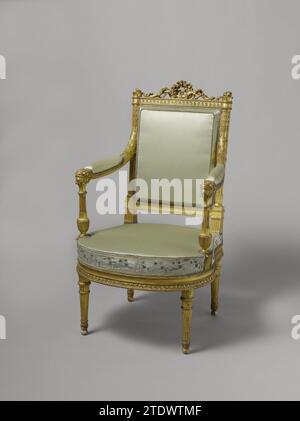 Paire de fauteuils, Georges Jacob, c. 1787 fauteuil, doré et couvert. Les jambes coniques sont constituées de flèches groupées par des anneaux. Bords décoratifs sur les appuis et sur trois côtés de la fenêtre d'assise. Les étoiles d'accoudoir en forme de vase numérisées reposent sur les maisons, visibles d'un côté. Les accoudoirs marchent avec la feuille d'Acanthus dans la fenêtre arrière ; aux extrémités un Hondekop, entre autres choses. Les arrière-styles numérisés sont décorés. Le seuil supérieur montre entre les parties supérieures d'une construction flamb avec flamme, flamme, arc ajouré, couronne et ruban. VOIR : BK-16656-A/C. Acajou de Paris (bois). dorure (matériau). Banque D'Images