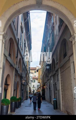 Brescia : ruelle étroite dans la vieille ville de Brescia, Lombardie, Lombardie, Italie Banque D'Images