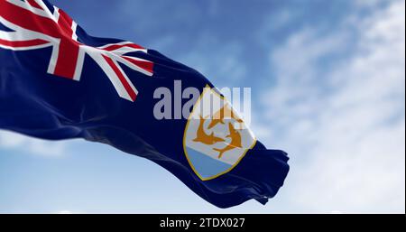 Anguilla drapeau agitant dans le vent par temps clair. Signe bleu avec drapeau britannique dans le canton, blason, trois dauphins sur bouclier blanc. 3d illustrationratio Banque D'Images