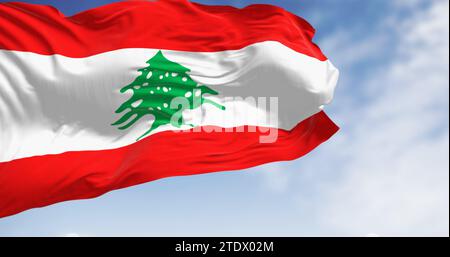 Drapeau national du Liban agitant dans le vent par temps clair. Trois bandes horizontales de rouge, blanc, rouge, avec un cèdre libanais vert au centre. 3d illust Banque D'Images