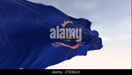 Gros plan du drapeau de l'État du Dakota du Nord qui agite. Bleu avec armoiries. Eagle au-dessus du défilement “Dakota du Nord”. rendu d'illustration 3d. Mise au point sélective. Flutte Banque D'Images
