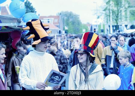 Diverses poupées de libération Haarlem, Haarlem, pays-Bas, 04-05-1998, Whizgle News from the Past, taillées sur mesure pour l'avenir. Explorez les récits historiques, l'image de l'agence néerlandaise avec une perspective moderne, comblant le fossé entre les événements d'hier et les perspectives de demain. Un voyage intemporel façonnant les histoires qui façonnent notre avenir Banque D'Images