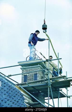 Lors de la restauration du Hoofdwacht, une girouette portant le logo de l’Association Haerlem sera placée sur une cheminée. La girouette a été fabriquée par le forgeron ornemental AB Vermeulen. Grote Markt Corner of Smedestraat, Haarlem., Haarlem, Grote Markt, pays-Bas, 02-11-1994, Whizgle nouvelles du passé, adaptées à l'avenir. Explorez les récits historiques, néerlandais l'image de l'agence néerlandaise avec une perspective moderne Banque D'Images