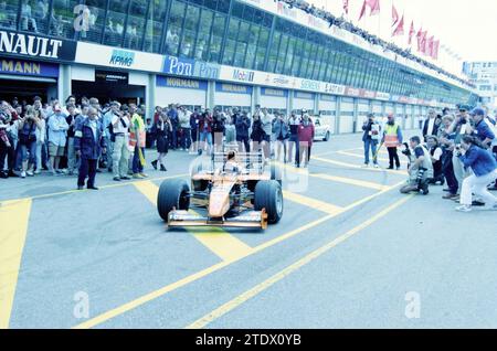 Course automobile Jos Verstappen sur circuit, 10-06-2000, Whizgle News from the Past, taillé pour l'avenir. Explorez les récits historiques, l'image de l'agence néerlandaise avec une perspective moderne, comblant le fossé entre les événements d'hier et les perspectives de demain. Un voyage intemporel façonnant les histoires qui façonnent notre avenir Banque D'Images