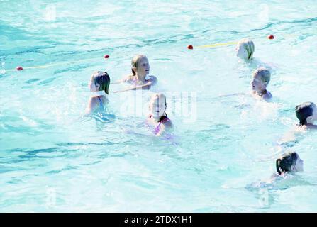 Quatre jours de natation, IJmuiden, IJmuiden, Nederland, 04-07-1994, Whizgle nouvelles du passé, adaptées à l'avenir. Explorez les récits historiques, l'image de l'agence néerlandaise avec une perspective moderne, comblant le fossé entre les événements d'hier et les perspectives de demain. Un voyage intemporel façonnant les histoires qui façonnent notre avenir Banque D'Images