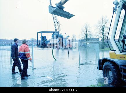 Rupture de conduite d'eau R. Holkade, 09-03-1998, Whizgle nouvelles du passé, adapté pour l'avenir. Explorez les récits historiques, l'image de l'agence néerlandaise avec une perspective moderne, comblant le fossé entre les événements d'hier et les perspectives de demain. Un voyage intemporel façonnant les histoires qui façonnent notre avenir Banque D'Images