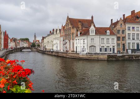 Bruges, Belgique. Rue Spiegelrei, vue sur le canal, bâtiments médiévaux les mieux conservés, vieux pont du Roi (Koningsbrug) vu du pont Strobrug. Banque D'Images