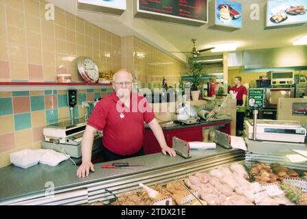 Poulet snack bar Bart, IJmuiden, IJmuiden, pays-Bas, 03-06-1999, Whizgle nouvelles du passé, adaptées à l'avenir. Explorez les récits historiques, l'image de l'agence néerlandaise avec une perspective moderne, comblant le fossé entre les événements d'hier et les perspectives de demain. Un voyage intemporel façonnant les histoires qui façonnent notre avenir Banque D'Images