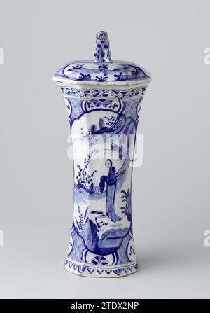 Garniture avec trois vases et deux vases béchers, de Drie Posteleyne Astonne (attribué à), c. 1740 - c. 1760 coupe avec couvercle, octogonale, en faïence peinte en bleu. Le bouton du couvercle est un lion assis. Deux médaillons sont peints dans le pot à l'intérieur duquel un paysage avec une figure chinoise. Le pot fait partie d'un couple, les autres parties sont : deux pots égaux au pot susmentionné et deux vases identiques. Les pièces sont marquées. Faïence Delft. glaçure d'étain. Tasse avec couvercle, octogonale, en faïence peinte en bleu. Le bouton du couvercle est un lion assis. Deux médaillons sont peints dans le Banque D'Images