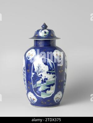 Pot ovoïde et couverture bombée avec poudré bleu et panneaux en réserve avec paysages et antiquités, anonyme, c. 1700 - c. 1724 pot en forme d'oeuf en porcelaine, peint en bleu glacé et rouge et sur le glaçage vert, jaune, aubergine et or. Le pot est recouvert de poudré bleu (bleu poudré) avec quatre cartouches allongées en réserve avec bord festonné rempli d'une grue et d'un cerf dans un paysage, antiquités (vas, livres, brûleur de bronzage), objets de valeur (Artemisiablad, livres) et un attribut de la de attribut huit immortels (castagnets), un étang avec des plantes de lotus et deux grues, deux personnes dans Banque D'Images