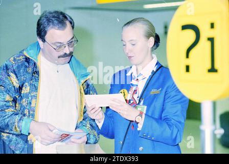 Travailleur de vacances, Jasmijn KLM. Schiphol., 24-06-1996, Whizgle News from the Past, taillé pour l'avenir. Explorez les récits historiques, l'image de l'agence néerlandaise avec une perspective moderne, comblant le fossé entre les événements d'hier et les perspectives de demain. Un voyage intemporel façonnant les histoires qui façonnent notre avenir Banque D'Images