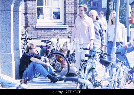 Terrasses ensoleillées Grote Markt Haarlem à l'automne, 14-09-1993, Whizgle nouvelles du passé, adaptées à l'avenir. Explorez les récits historiques, l'image de l'agence néerlandaise avec une perspective moderne, comblant le fossé entre les événements d'hier et les perspectives de demain. Un voyage intemporel façonnant les histoires qui façonnent notre avenir Banque D'Images