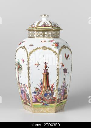 Vase à couvercle, manufacture de porcelaine Meissener, c. 1730 - c. 1735 vase hexagonal avec couvercle, en porcelaine peinte. Le long du pied, une bande avec des triangles ombragés court en or. Sur les côtes du vase et du couvercle, les vignes de feuilles sont peintes en or qui courent sur le ventre et se rejoignent sur l'épaule dans une rosette. Sur les six côtés, les chinoiseries majeures de Höroldt ont été peintes avec, entre autres. Un serviteur noir qui apporte un bol de vaisselle à une dame assise sous un palmier. Le vase est marqué. Vase hexagonal en porcelaine float avec couvercle, en porcelaine peinte. Le long du pied, une bande avec des triangles ombragés court Banque D'Images