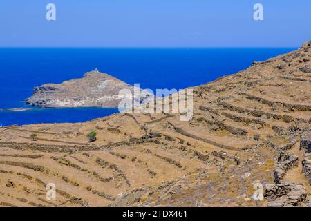 Panormos, GR - 6 août 2023 : vue de dessus du paysage autour du village de Panormos sur l'île de Tinos Banque D'Images