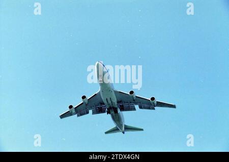 Avion volant à basse altitude, 06-06-1996, Whizgle News from the Past, taillé pour l'avenir. Explorez les récits historiques, l'image de l'agence néerlandaise avec une perspective moderne, comblant le fossé entre les événements d'hier et les perspectives de demain. Un voyage intemporel façonnant les histoires qui façonnent notre avenir Banque D'Images