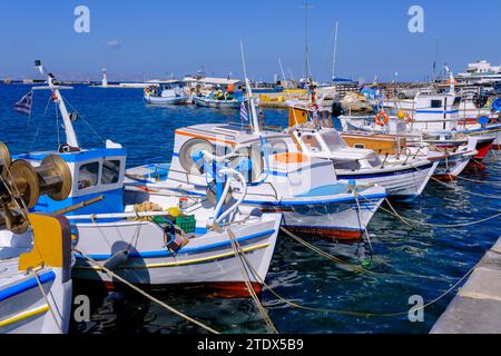 Tinos, GR - 6 août 2023 : bateau de pêche dans le port de Panormos Banque D'Images