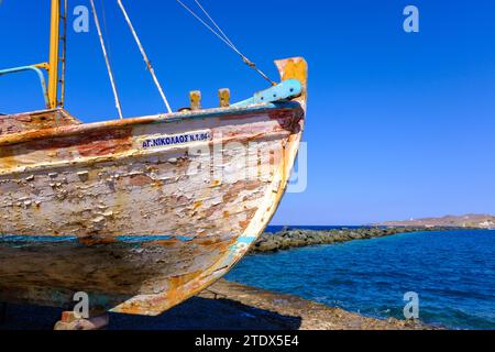 Tinos, GR - 6 août 2023 : ancien bateau de pêche au chantier naval Banque D'Images