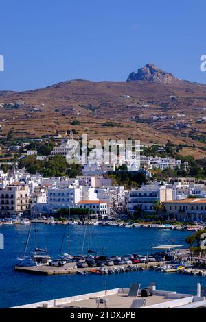 Tinos, GR - 6 août 2023 : vue panoramique de Chora, capitale de l'île de Tinos Banque D'Images