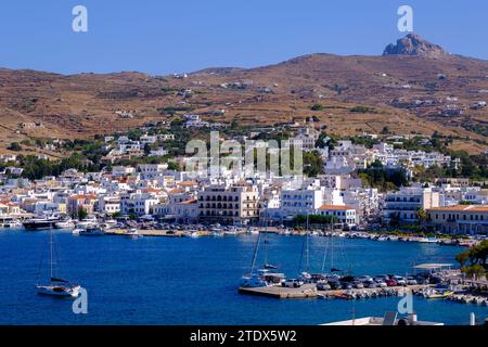 Tinos, GR - 6 août 2023 : vue panoramique de Chora, capitale de l'île de Tinos Banque D'Images