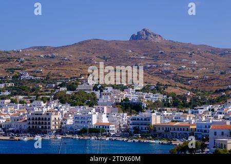 Tinos, GR - 6 août 2023 : vue panoramique de Chora, capitale de l'île de Tinos Banque D'Images