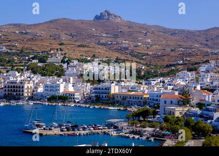 Tinos, GR - 6 août 2023 : vue panoramique de Chora, capitale de l'île de Tinos Banque D'Images