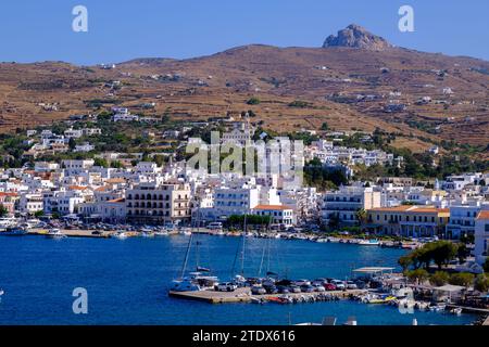 Tinos, GR - 6 août 2023 : vue panoramique de Chora, capitale de l'île de Tinos Banque D'Images