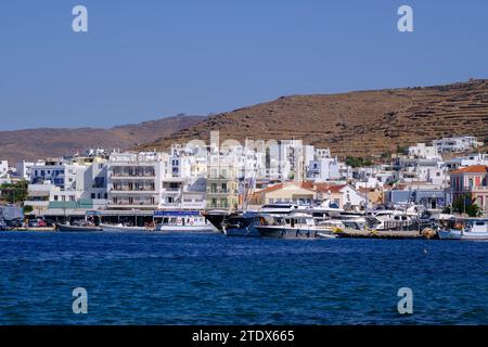 Tinos, GR - 6 août 2023 : vue panoramique de Chora, capitale de l'île de Tinos Banque D'Images