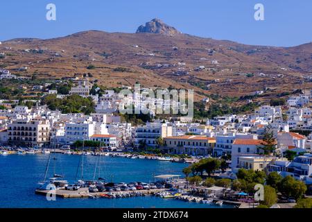 Tinos, GR - 6 août 2023 : vue panoramique de Chora, capitale de l'île de Tinos Banque D'Images