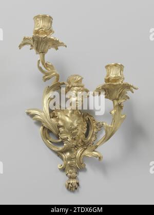 Deux appliques, anonymes, c. 1750 - c. 1760 bras mural en bronze doré, avec deux bras. Le tronc est formé par un buste d'un homme ou d'une femme chinois, entouré de motifs rocaillem en forme de C. Les bras présentent des motifs de feuilles en forme de C et de S. Paris bronze (métal) doré bras mural en bronze doré, avec deux bras. Le tronc est formé par un buste d'un homme ou d'une femme chinois, entouré de motifs rocaillem en forme de C. Les bras présentent des motifs de feuilles en forme de C et de S. Dorure bronze (métal) Paris Banque D'Images