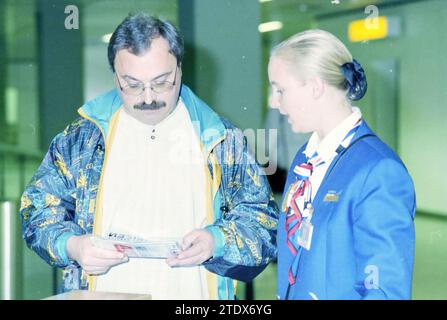 Travailleur de vacances, Jasmijn KLM. Schiphol., 24-06-1996, Whizgle News from the Past, taillé pour l'avenir. Explorez les récits historiques, l'image de l'agence néerlandaise avec une perspective moderne, comblant le fossé entre les événements d'hier et les perspectives de demain. Un voyage intemporel façonnant les histoires qui façonnent notre avenir. Banque D'Images