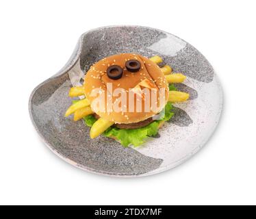 Assiette avec sandwich monstre savoureux isolé sur blanc. Déjeuner d'Halloween Banque D'Images