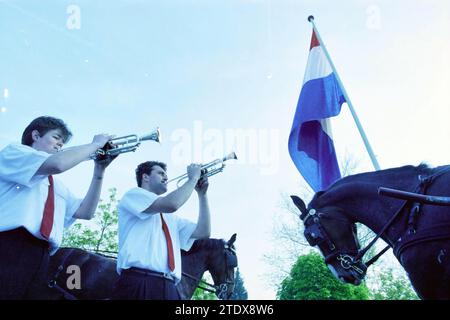 Heralds in Nieuw-Vennep, Nieuw-Vennep, 04-05-1995, Whizgle nouvelles du passé, adaptées à l'avenir. Explorez les récits historiques, l'image de l'agence néerlandaise avec une perspective moderne, comblant le fossé entre les événements d'hier et les perspectives de demain. Un voyage intemporel façonnant les histoires qui façonnent notre avenir. Banque D'Images