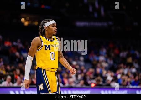 Charlotte, Caroline du Nord, États-Unis. 19 décembre 2023. La garde des Wolverines du Michigan a déterré McDaniel (0) pendant la première mi-temps contre les Gators de Floride lors du Jumpman Invitational 2023 au Spectrum Center à Charlotte, en Caroline du Nord. (Scott Kinser/CSM). Crédit : csm/Alamy Live News Banque D'Images