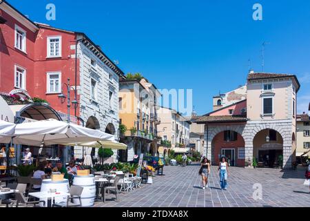 Desenzano del Garda : Vieille ville, sqaure Piazza Malvezzi à Brescia, Lombardie, Lombardie, Italie Banque D'Images