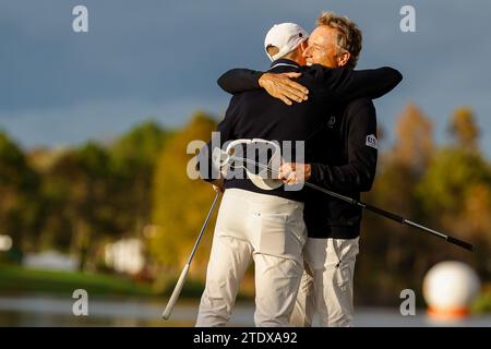 Orlando, Floride, États-Unis. 17 décembre 2023. Bernhard Langer embrasse son fils Jason Langer après avoir remporté et complété le 18e trou de la ronde finale du tournoi de golf PNC Championship au Ritz-Carlton Golf Club à Orlando, en Floride. Darren Lee/CSM (image de crédit : © Darren Lee/Cal Sport Media). Crédit : csm/Alamy Live News Banque D'Images