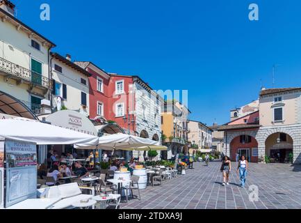 Desenzano del Garda : Vieille ville, sqaure Piazza Malvezzi à Brescia, Lombardie, Lombardie, Italie Banque D'Images