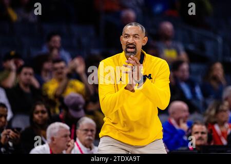 Charlotte, Caroline du Nord, États-Unis. 19 décembre 2023. L'entraîneur-chef des Michigan Wolverines Juwan Howard lors de la première mi-temps contre les Gators de Floride lors du Jumpman Invitational 2023 au Spectrum Center à Charlotte, en Caroline du Nord. (Scott Kinser/CSM). Crédit : csm/Alamy Live News Banque D'Images